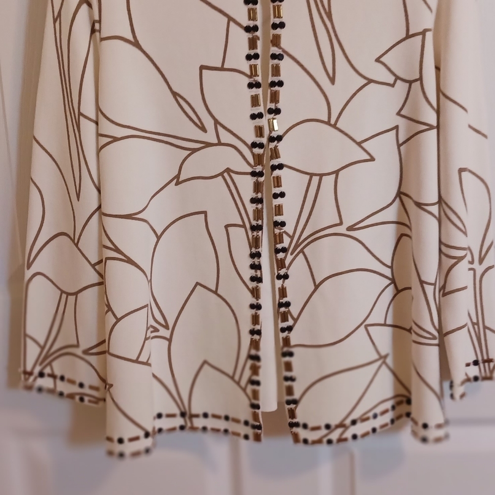 Kasper knitted L cardigan ivory beige pattern.